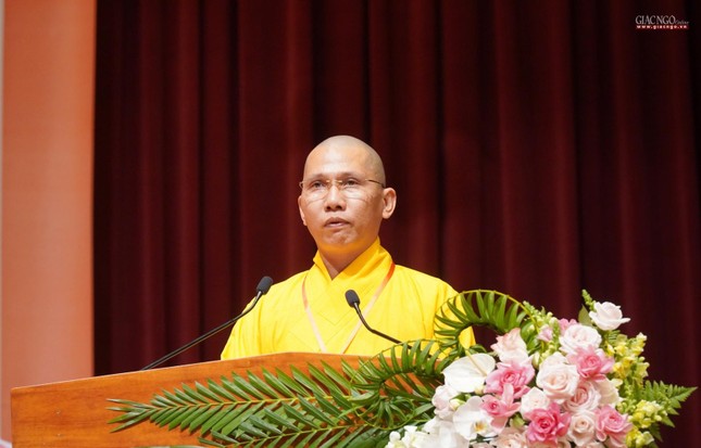 Đại đức Thích Đồng Kim, Phó Thư ký Ban Trị sự GHPGVN tỉnh Bình Định dẫn chương trình