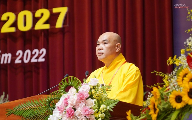 Thượng tọa Thích Nhuận Trí trình dự thảo báo cáo tổng kết Phật sự nhiệm kỳ 2017-2022