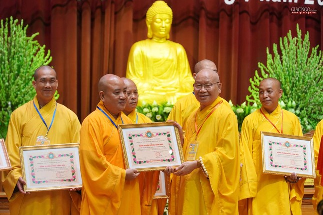 Hòa thượng Thích Nguyên Phước trao Bằng tuyên dương công đức của Phật giáo tỉnh đến các ban và Phật giáo các huyện, thị xã, thành phố trong nhiệm kỳ 2017-2022