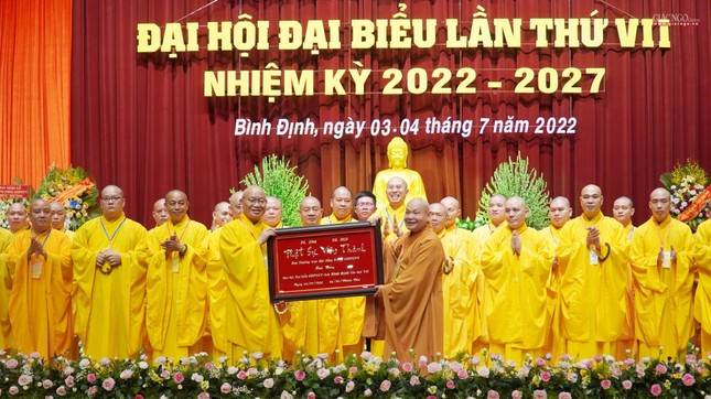 Hòa thượng Thích Thiện Nhơn trao tặng khánh chúc mừng &quot;Phật sự viên thành&quot; đến tân Ban Trị sự GHPGVN tỉnh Bình Định nhiệm kỳ 2022-2027