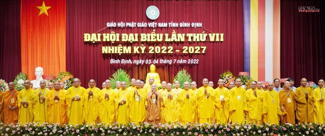 Hòa thượng Thích Thiện Nhơn tặng khánh chúc mừng và chụp hình lưu niệm