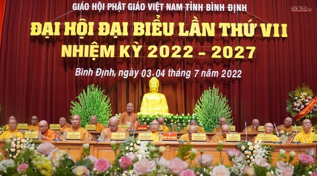 Hòa thượng Thích Thiện Nhơn lấy ý kiến đại biểu và biểu quyết thông qua nhân sự Phật giáo tỉnh Bình Định nhiệm kỳ 2022-2027
