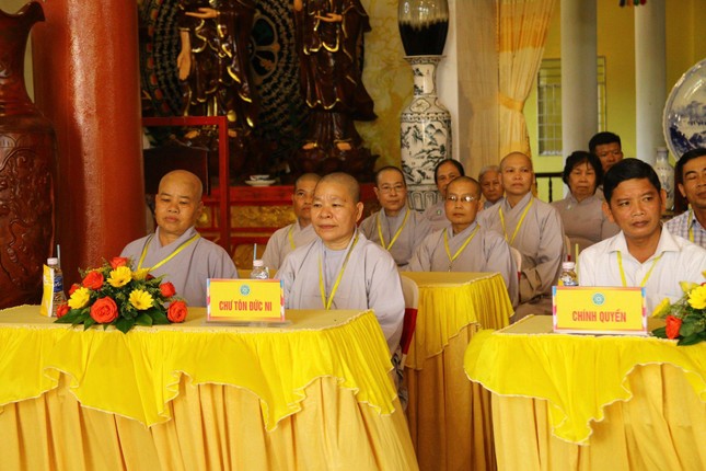 Chư tôn đức Ni, và đại diện chính quyền tham dự Chư tôn đức Ni, và đại diện chính quyền tham dự