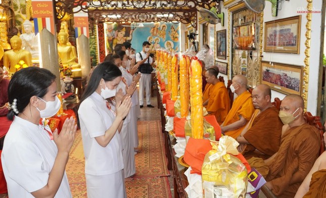 Phật tử dâng đèn và tứ vật dụng đến chư Tăng