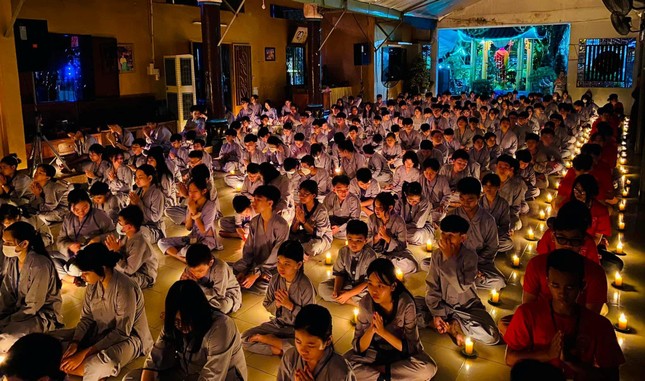 Đêm thắp nến tri ân nhiều cung bậc cảm xúc