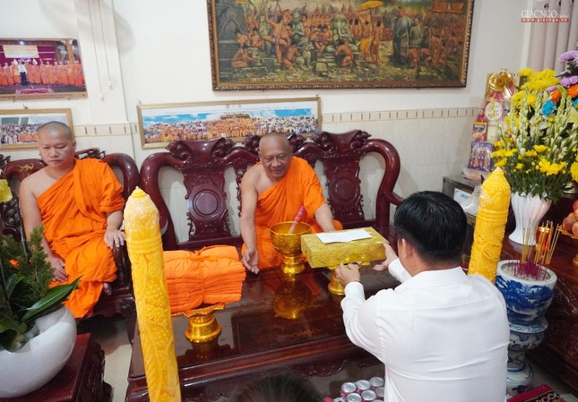 Ngài Sok Dareth dâng y cúng dường lên chư tôn đức an cư mùa mưa Ngài Sok Dareth dâng y cúng dường lên chư tôn đức an cư mùa mưa