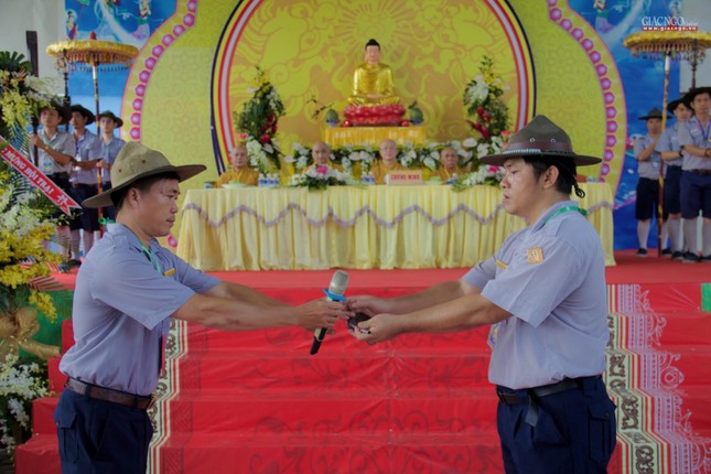 Huynh trưởng cấp Tấn Nguyên Châu Trần Duy Ý, Trại trưởng trao còi lệnh đến huynh trưởng Tâm Tuệ Nguyễn Phạm Nhựt Trí, Trưởng khối Đời sống trại Huynh trưởng cấp Tấn Nguyên Châu Trần Duy Ý, Trại trưởng trao còi lệnh đến huynh trưởng Tâm Tuệ Nguyễn Phạm Nhựt Trí, Trưởng khối Đời sống trại