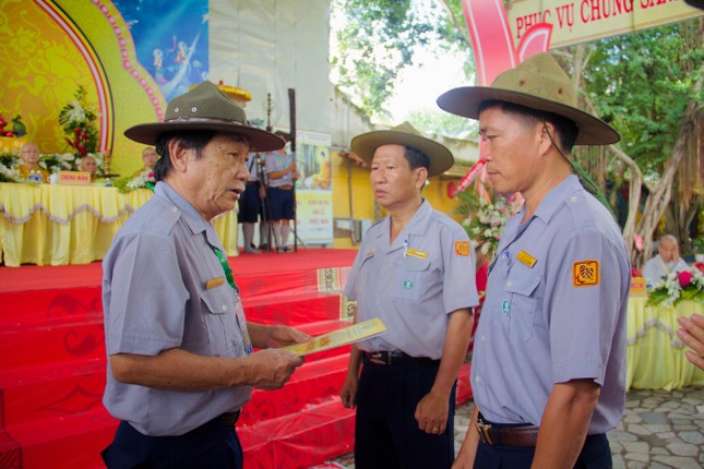 Huynh trưởng Thị Cư Nguyễn Thanh Minh trao quyết định nhân sự Ban Quản Trại Huynh trưởng Thị Cư Nguyễn Thanh Minh trao quyết định nhân sự Ban Quản Trại