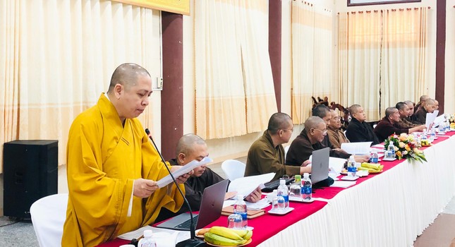 Đại đức Thích Quảng Pháp trình bày báo cáo tổng kết
