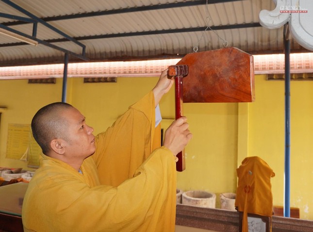 Đại đức Thích Tâm Duyên khai bảng báo hiệu giờ quá đường Đại đức Thích Tâm Duyên khai bảng báo hiệu giờ quá đường