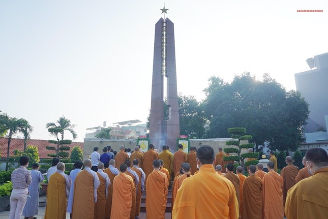 Phật giáo quận Gò Vấp kết hợp cùng đại diện các cấp chính quyền dâng hương tưởng niệm tại Đài Liệt sĩ quận Gò Vấp Phật giáo quận Gò Vấp kết hợp cùng đại diện các cấp chính quyền dâng hương tưởng niệm tại Đài Liệt sĩ quận Gò Vấp