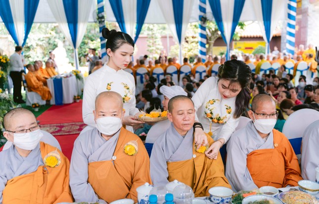 Cài hoa hồng đến chư Ni