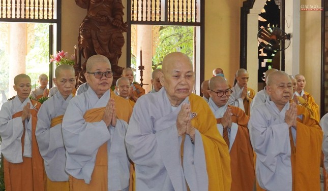 Ni trưởng Thích nữ Từ Nhàn, cùng chư tôn đức Ni quận 12 trong khóa lễ bố-tát Ni trưởng Thích nữ Từ Nhàn, cùng chư tôn đức Ni quận 12 trong khóa lễ bố-tát