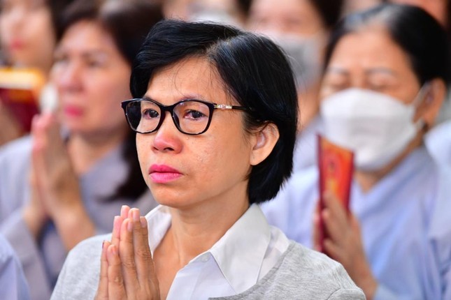 Nhiều phụ huynh và Phật tử xúc động khi tham gia lễ cầu siêu Nhiều phụ huynh và Phật tử xúc động khi tham gia lễ cầu siêu
