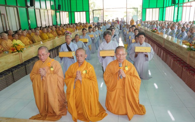 Chư tôn đức Phật giáo huyện Củ Chi tác bạch cúng dường pháp y