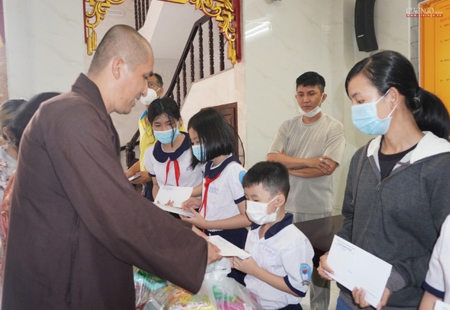 Mỗi suất quà gồm có tiền mặt và quà trị giá trên 2 triệu đồng