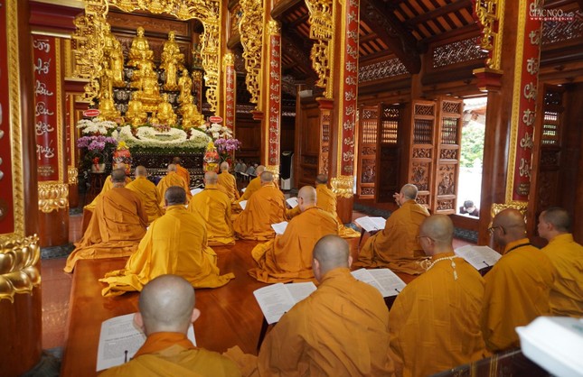 Trang nghiêm khóa lễ tụng niệm tại chánh điện tu viện Vĩnh Nghiêm