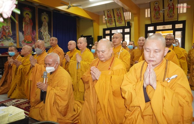 Thượng tọa Thích Giác Dũng tác bạch tạ pháp an cư Thượng tọa Thích Giác Dũng tác bạch tạ pháp an cư