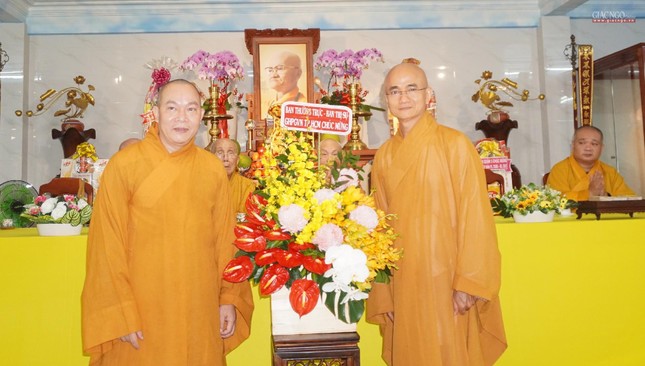 Thượng tọa Thích Thiện Quý trao hoa chúc mừng đến Ban Tổ chức trường hạ do Thượng tọa Thích Thiện Bửu đón nhận