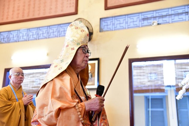 Hòa thượng Thích Như Tín niêm hương bạch Phật Hòa thượng Thích Như Tín niêm hương bạch Phật