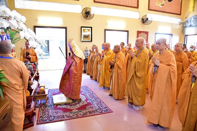 Niêm hương bạch Phật tại chánh điện Niêm hương bạch Phật tại chánh điện