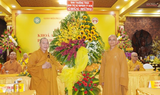 Thượng tọa Thích Thiện Bửu đón nhận lẵng hoa chúc mừng của Ban Trị sự GHPGVN TP.HCM do Thượng tọa Thích Thiện Quý trao tặng
