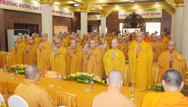 Đại đức Thích Thiện Châu, Phó Thường trực Ban Trị sự GHPGVN quận 3, đại diện Thường trực Ban Trị sự GHPGVN quận 3, chư tôn đức Ban Chức sự các trường hạ tác bạch khánh tuế đến chư tôn đức Hòa thượng Chứng minh