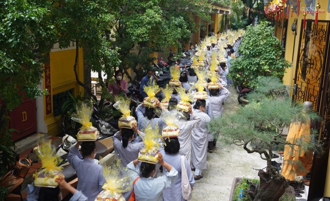 Phật tử trang nghiêm nhiễu y 3 vòng