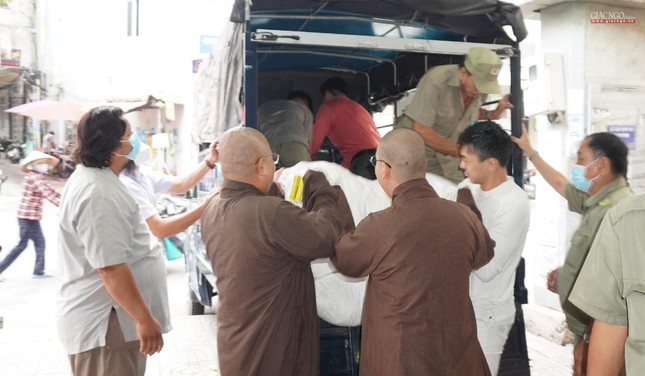 Các phần quà sẽ được đại diện các phường nhận về gửi tặng đến người dân Các phần quà sẽ được đại diện các phường nhận về gửi tặng đến người dân