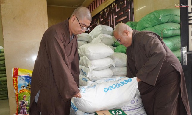 Chư tôn đức gửi những phần gạo, mì tặng đến bà con khó khăn quận 10 Chư tôn đức gửi những phần gạo, mì tặng đến bà con khó khăn quận 10