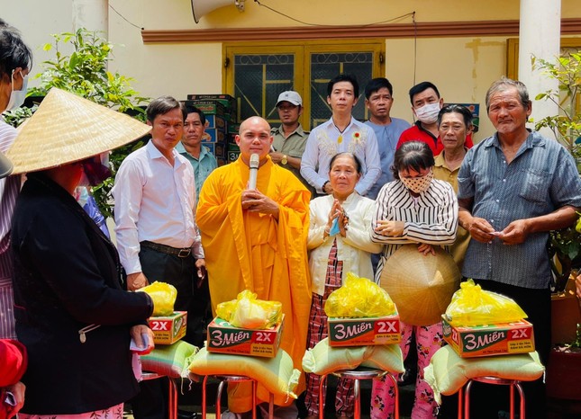 Tặng quà đến bà con thị trấn Tân Hòa