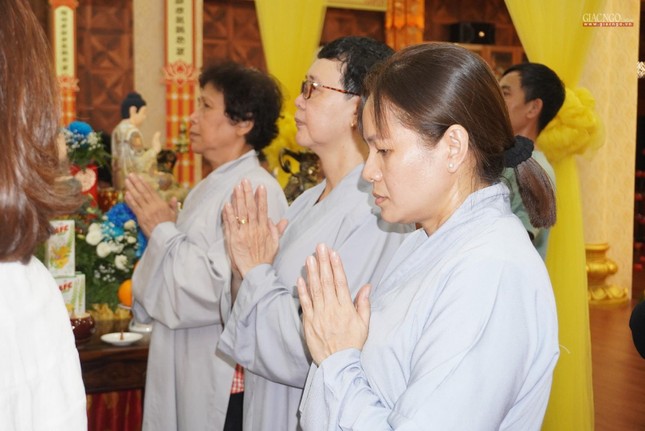 Phật tử và thân nhân người mất vì Covid-19 trên địa bàn quận 3 tham dự khóa lễ