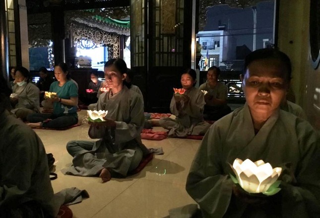 Phật tử tham dự đêm thắp nến tri ân mùa Vu lan báo hiếu - Ảnh: ĐQ Phật tử tham dự đêm thắp nến tri ân mùa Vu lan báo hiếu - Ảnh: ĐQ
