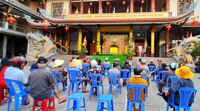 Bà con TP.Phan Thiết đến nhận quà Bà con TP.Phan Thiết đến nhận quà