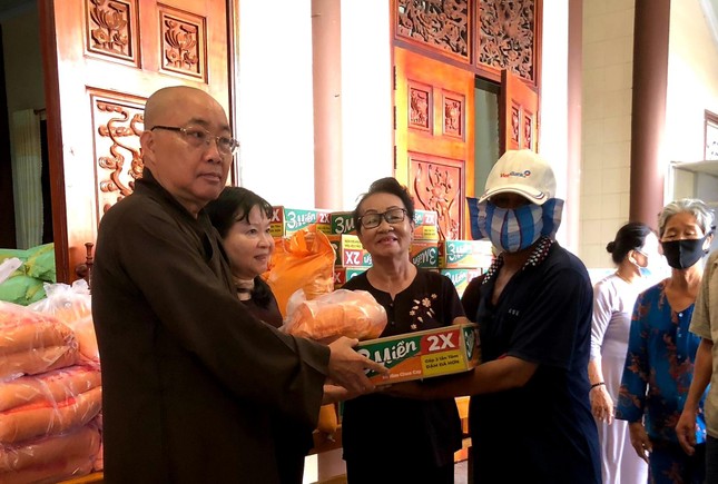 Hòa thượng Thích Minh Nhật trao quà đến bà con Hòa thượng Thích Minh Nhật trao quà đến bà con