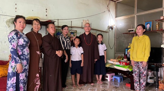 Đại diện chính quyền, mạnh thường quân và chư Tăng chùa Nam Thiện Nhất Trụ thăm hỏi tặng suất học bổng 10 triệu đồng đến gia đình