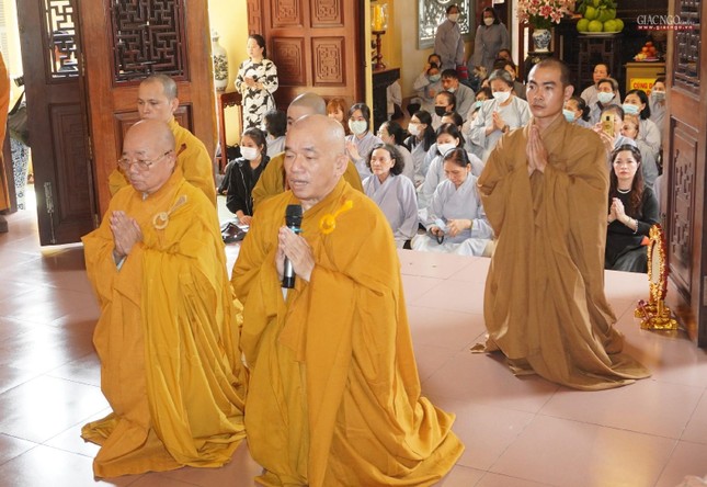 Thượng tọa Thích Nhật Thiện, Trưởng ban Trị sự GHPGVN quận 10 thay mặt môn đồ pháp quyến cảm tạ Thượng tọa Thích Nhật Thiện, Trưởng ban Trị sự GHPGVN quận 10 thay mặt môn đồ pháp quyến cảm tạ