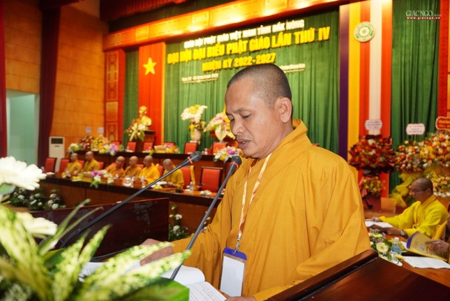 Thượng tọa Thích Nhuận Thân thay mặt Ban Kiểm soát báo cáo số lượng đại biểu tham dự