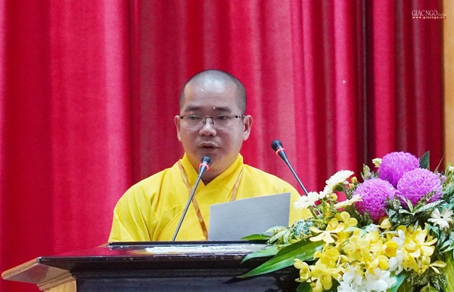 Đại đức Thích Quảng Tráng, Phó Chánh Thư ký kiêm Chánh Văn phòng Ban Trị sự GHPGVN tỉnh Đắk Nông trình dự thảo chương trình hoạt động nhiệm kỳ 2022-2027