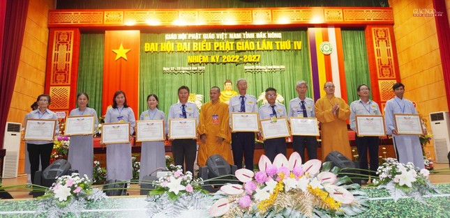 Trao Bằng dương công đức của Ban Trị sự Phật giáo tỉnh đến các cá nhân