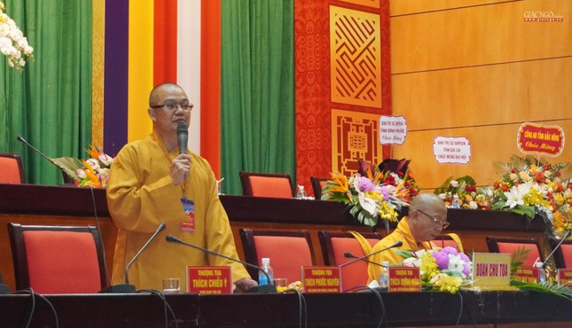Thượng tọa Thích Chiếu Ý, Phó ban Trị sự kiêm Trưởng ban Hoằng pháp tỉnh điều hành trình bày tham luận