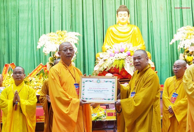 Thượng tọa Thích Quảng Tuấn nhận Bằng tuyên dương công đức của Trung ương Giáo hội do Hòa thượng Thích Thiện Pháp trao