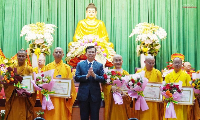 Ông Hồ Văn Mười, Phó Bí thư Tỉnh Ủy, Chủ tịch Ủy Ban Nhân dân tỉnh trao Giấy khen đến của Ủy ban Nhân dân tỉnh đến 6 tập thể