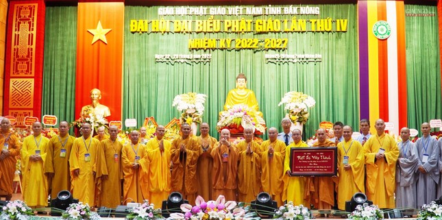 Nhận quà chúc mừng