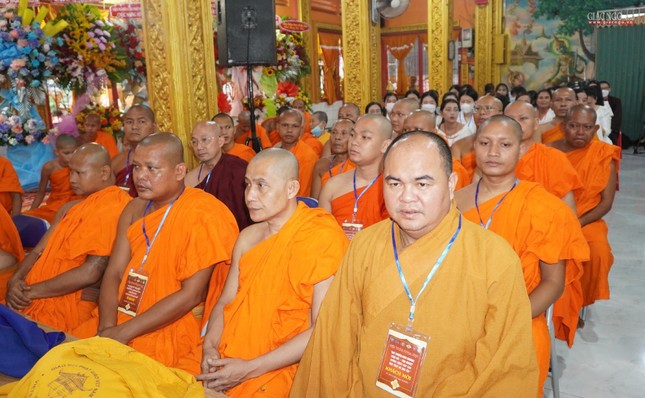 Chư tôn đức tham dự phiên khai mạc