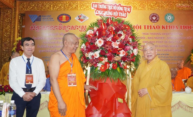 Hòa thượng Thích Thiện Pháp, Phó Chủ tịch Thường trực Hội đồng Trị sự GHPGVN trao lẵng hoa chúc mừng của Giáo hội đến Ban Tổ chức
