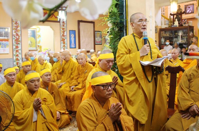 Thượng tọa Thích Lệ Lạc đọc điếu văn tưởng niệm của Ban Trị sự GHPGVN tỉnh Vĩnh Long