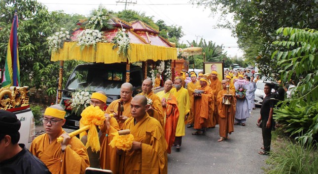 Phụng tống kim quan Hòa thượng đến Đài trà-tỳ Sơn Trang Tiên Cảnh, xã Thạnh Hòa, huyện Phụng Hiệp, tỉnh Hậu Giang