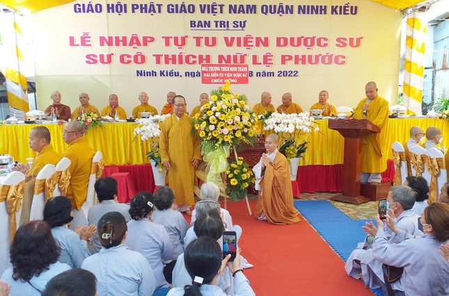 Hòa thượng Thích Phước Thành tặng hoa chúc mừng Hòa thượng Thích Phước Thành tặng hoa chúc mừng