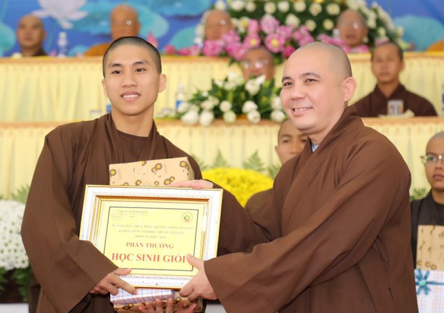 Thượng tọa Thích Đồng Thành trao phần thưởng đến Tăng sinh